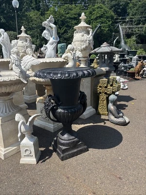 "Par de urnas góticas grandes pesadas de hierro fundido vintage de 37,5"" de alto" Foto 1 de 4