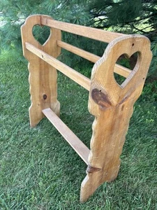 Vintage Holz Steppdecke Deckenständer Ständer Landhaus Deko Herzen - Bild 1 von 4
