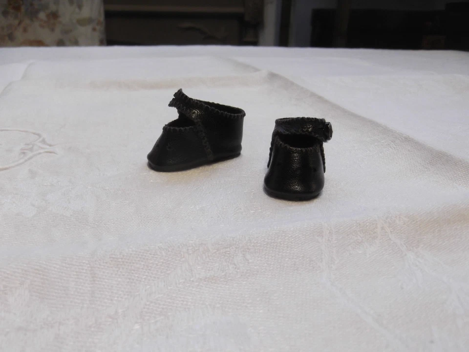 Paire de chaussures ancienne de  poupée, style mignonette - Photo 1/4