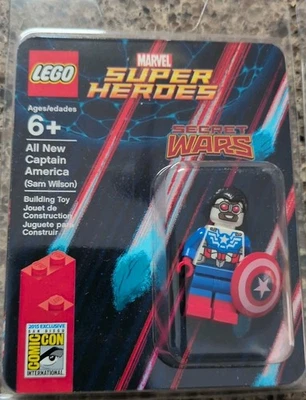 LEGO SDCC Exclusive Minifigure Captain America (Sam Wilson) Marvel 2015 Look - Image 1 of 4