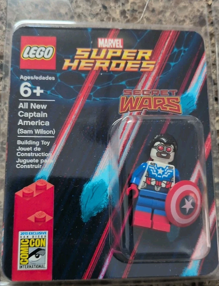 LEGO SDCC Exclusive Minifigure Captain America (Sam Wilson) Marvel 2015 Look - Image 1 of 4