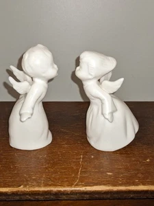 Mediados de siglo ~ década de 1950 ~ Schmid Bros ~ Ángeles besos ~ Estatuillas de porcelana blanca  - Imagen 1 de 6