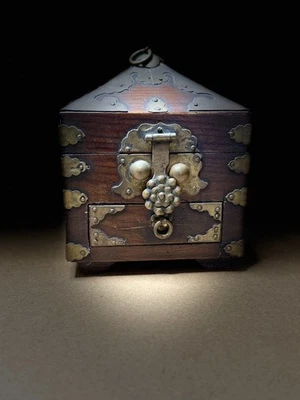 Antiguo joyero coreano de madera con soportes y cerradura de latón, alrededor de 1900 Foto 1 de 4