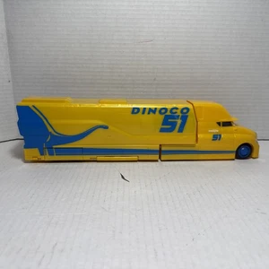 "Semirremolque Disney/Pixar Dinoco 51 autos amarillo plataforma grande Mattel 2017 camión 14"" de largo" - Imagen 1 de 11