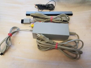 Accessori Nintendo Wii: alimentatore, cavo TV, barra sensore MERCE DI SERIE B, ingiallito - Foto 1 di 1