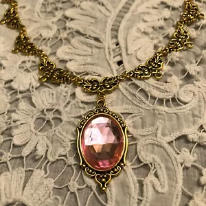 COLLAR CHARLOTTE FILIGRANA ESTILO VICTORIANO CRISTAL ACRÍLICO ROSA PÁLIDO ORO PL CHNG - Imagen 1 de 11