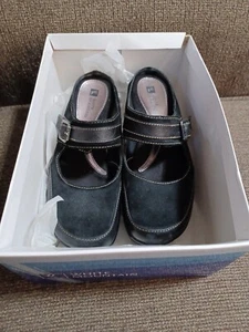 NEW Womens White Mountain Moray Black Leather Suede Wedge Clogs Buckle Size 6 - Picture 1 of 3