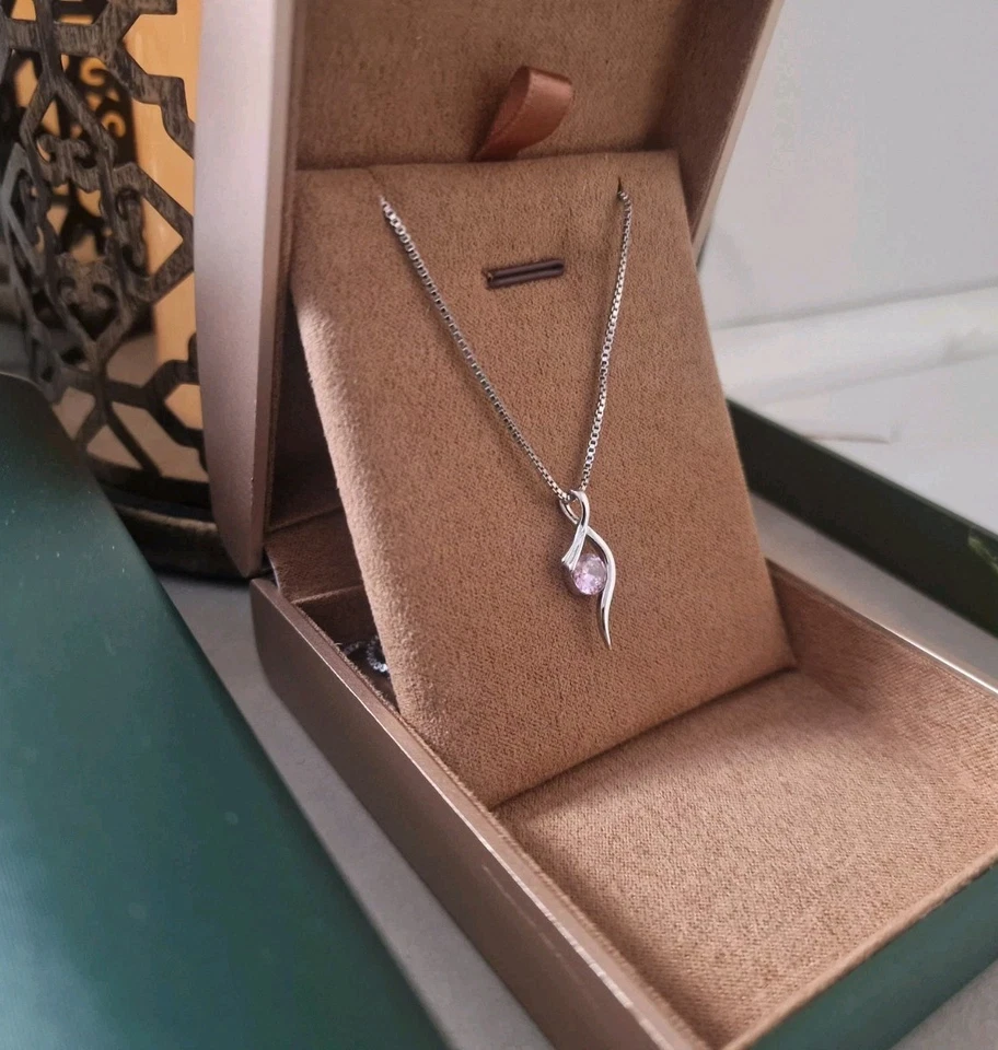 spiral pendant with the regal glow of amethyst White Gold Finished  Foto 1 de 4