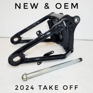 NEW & OEM Harley-Davidson 2018-2024 Softail Fat Boy Gloss Swingarm Assembly - Foto 1 di 13