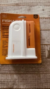 Fiskars 198620 Universal Desktop Scissors Sharpener New in Box! - Picture 1 of 1