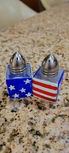 USA Patriotische Salz & Pfefferstreuer handbemalt Glas amerikanische Flagge, Trump - Bild 1 von 8