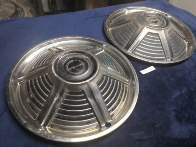 Two original Ford Mustang hubcaps 1965 - Imagem 1 de 4