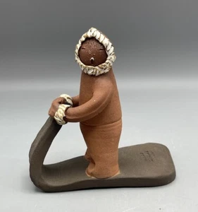 Vintage Helga Mader Studio Kunstkeramik indigene Figur auf Schlitten  - Bild 1 von 5
