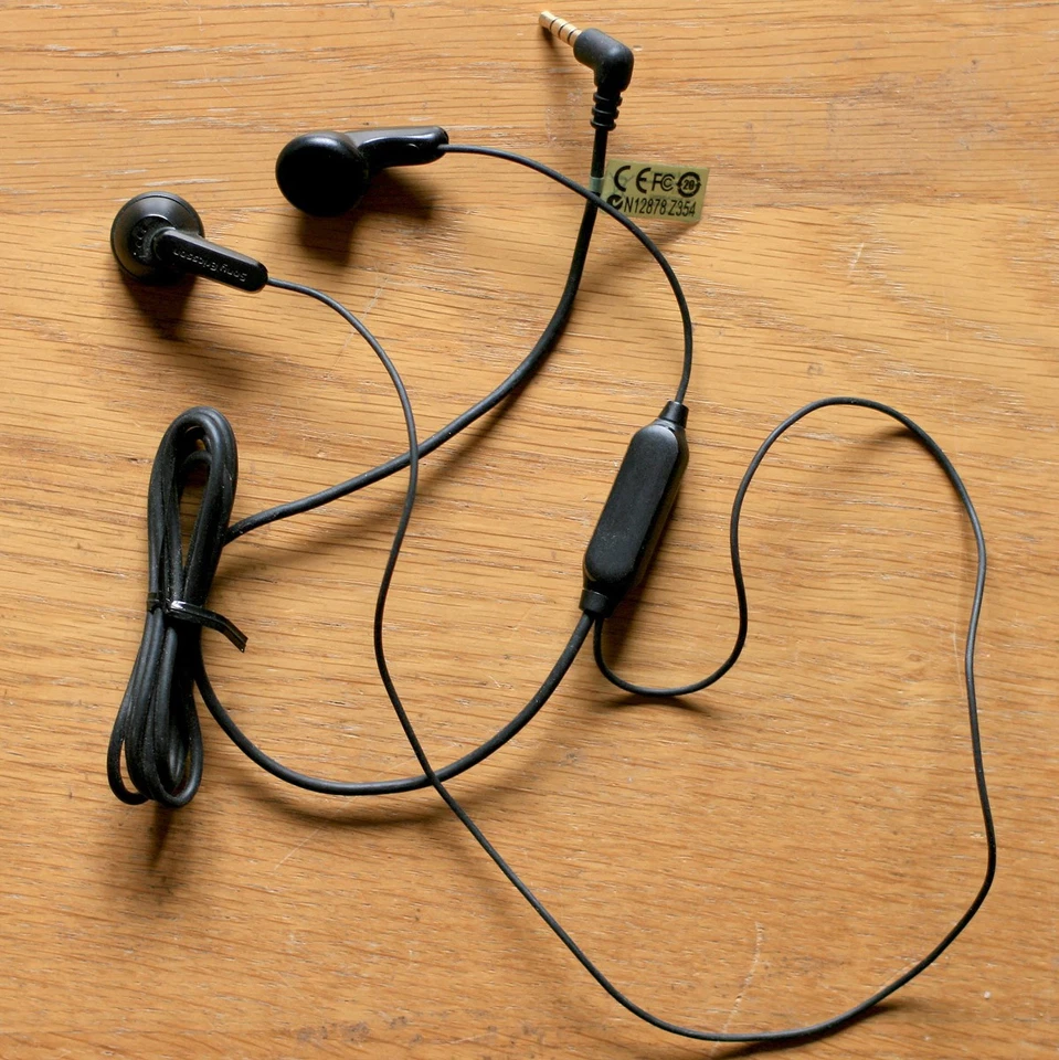 SONY ERICSSON • KIT PIETON • ECOUTEURS FILAIRES • NEUF • POUR MODELE CST-60  (?) - Изображение 1 из 1