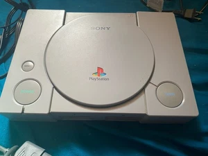 Vintage PS1 Playstation 1 SCPH-7501 Konsole, 2 Mad Controls, Kabel. SOLD AS IS - Bild 1 von 9