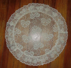 Tapete de encaje floral 16 pulgadas de diámetro blanco - Imagen 1 de 1