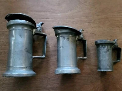 Lot De 3 Pichets Mesure en étain Anciens nombreux poinçons Voir photos  - Photo 1/4