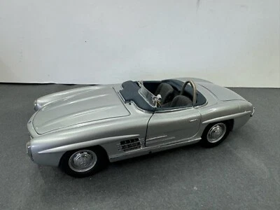 CMC 1957 Mercedes Benz 300 SLS Spezialversion SL VON 1/24 CAR DIECAST W/BOX - Image 1 of 4