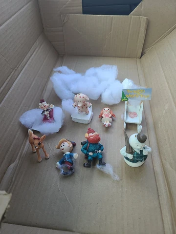 The Island Of Misfit Toys figures lot 7. Snow, sleigh & sign Vintage from 1999 Cover