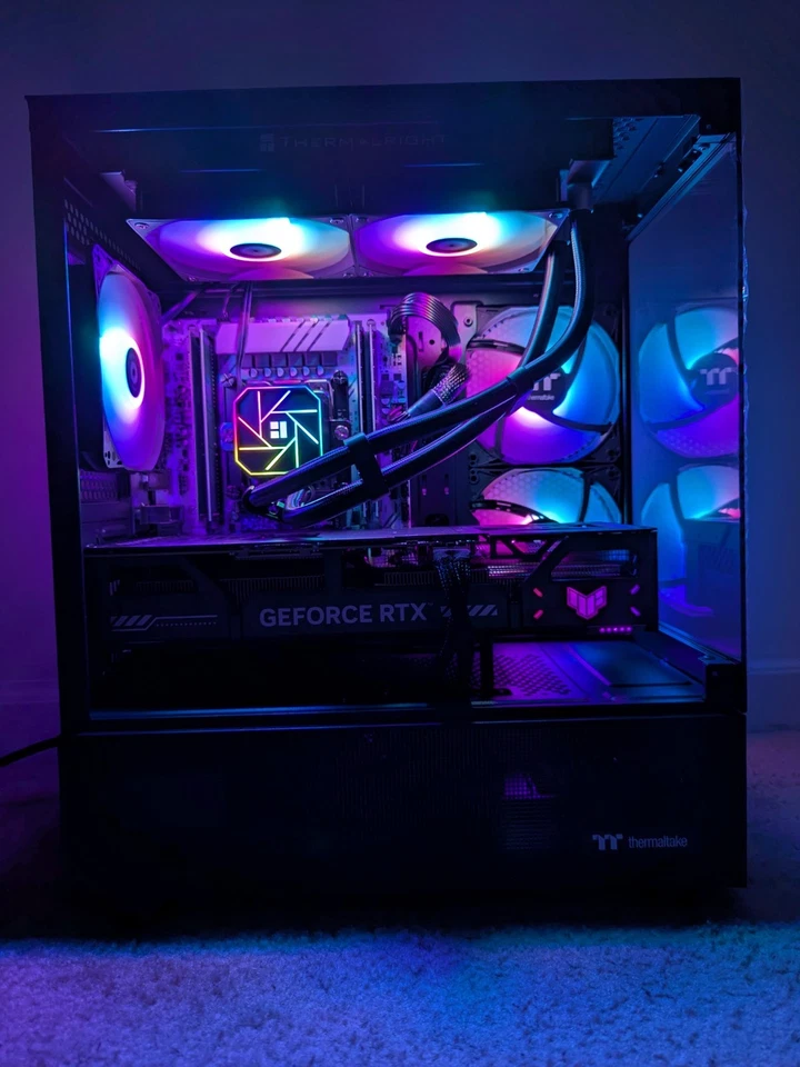 Computadora de escritorio para juegos RTX 5060, i7 o Ryzen refrigerada por líquido, 32 GB RAM 1 TB SSD Foto 1 de 1