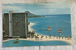 Hilton Hawaiian Village Waikiki Beach  Vintage Postcard - Imagen 1 de 1