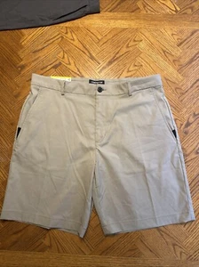 Herren Claiborne klassische Passform Shorts trocken & cool Größe 38" 100 % Polyester beige - Bild 1 von 4