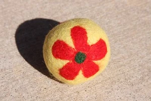 Filz Wollspielzeug Katzenminze gelb rot Blume Ball - Bild 1 von 1