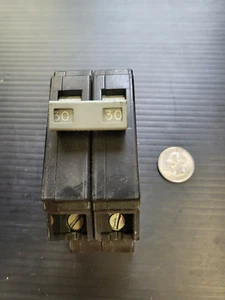 Interruptor de circuito Cutler-Hammer E-11713 30 amperios 120/240 VAC 2 polos - Imagen 1 de 2
