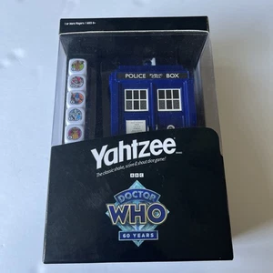 USAOpoly Yahtzee YAHTZEE - Doctor Who TARDIS 60 Aniversario Caja Nuevo - Imagen 1 de 3