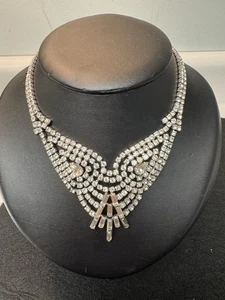 Collana vintage firmata Kramer New York bavaglino strass trasparenti tono argento - Foto 1 di 9