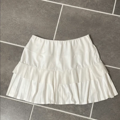 Falda Tenis Cola Blanca Volantes Plisada en Niveles Talla Pequeña Foto 1 de 4