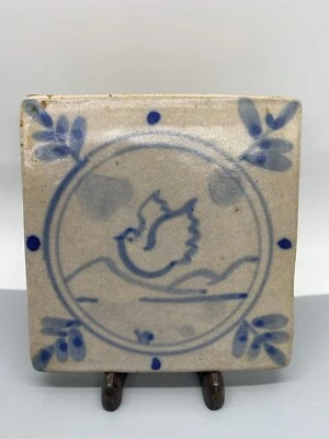 Azulejo de arcilla decorativo antiguo diseño de pájaro paloma 3,75" x 3,75" pintado a mano en azul Foto 1 de 4