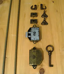 Serrure à tige tournante pour portes d'armoire, surface laiton-ancienne - Photo 1/3