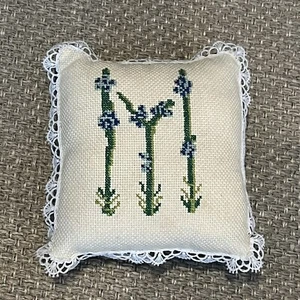 Almohada de punta de aguja hecha a mano vintage con adornos de encaje floral decoración de cabaña 4 X 4 - Imagen 1 de 6