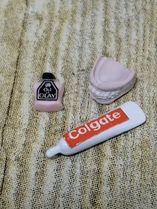 3 accesorios de baño en miniatura para casa de muñecas Colgate pasta de dientes aceite de dentaduras postizas Olay - Imagen 1 de 3