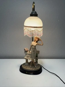 The Crosa Collection Tischlampe - Frau mit Vögeln & Blumen Perlen Fransenschirm - Bild 1 von 12