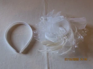NEW DRESHOW FASCINATOR IN WHITE MESH, NET ,FEATHERS & BEADS CLIP-ON OR HEADBAND. - Picture 1 of 2