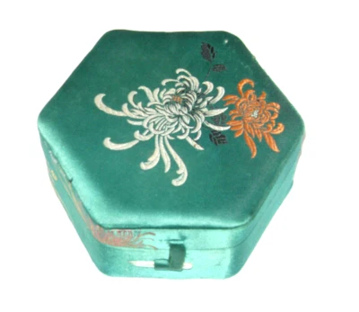 Joyero hexagonal de seda chino de la década de 1930 bordado floral Pankou bloqueo etiqueta de papel Foto 1 de 4