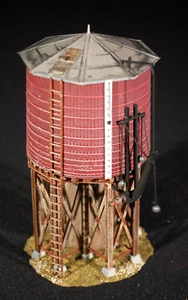 Torre de agua Atlas Steam Era con cadena construida y pintada estructura roja escala HO 1:87 - Imagen 1 de 9