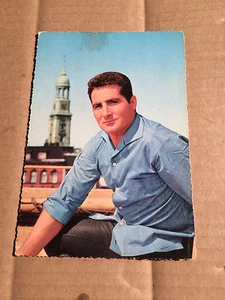 FREDDY QUINN - IN BLAUEM HEMD - FARBIG - POSTKARTE  - ca. 10 x 14,5 cm - Imagen 1 de 2