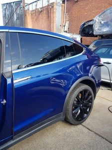 Tesla Model X 2020 lado izquierdo trasero inferior Falcon carcasa de puerta desnuda en azul PPSB - Imagen 1 de 12