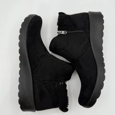 BZees Grand Acogedoras Para Mujer Cremallera Tobillo Imitación Gamuza Botas Talla 8 Negras Usadas en Excelente Condición Borde de Piel Sintética Foto 1 de 4