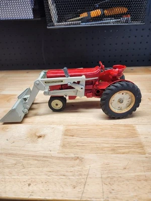 Tractor de juguete Farmall 504 International Harvester de colección con International... Foto 1 de 4