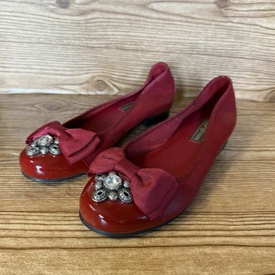Zapatos planos de ballet de cuero rojo Brighton Bow talla 7N con arcos y cristales adornados Foto 1 de 4