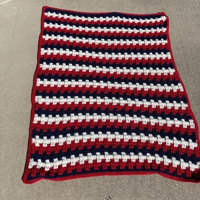 Blanket Afghan Throw Cottagecore Grannycore Red White Blue Reversible Handmade - Imagem 1 de 2