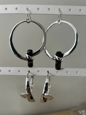 2 pares de aretes aros escultóricos tono plata RLM Soho Robert Lee Morris Foto 1 de 4