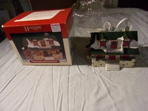 1997 Hearthside Village Porcelain Electric Christmas House in Box Lemax - Picture 1 of 6