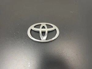 2007 - 2008 Toyota Solara Front Grille Emblem Badge Chrome #+2 OEM 75432-00000 - Bild 1 von 8