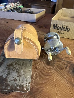 JA Coxe 60 C Vintage Cebo Fundición Carrete Bronson Carrete Company Estuche de Cuero Foto 1 de 4