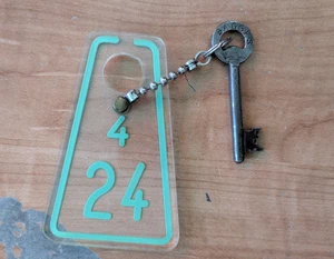 Vintage Clear Plastic Green Outline Hotel Room 424 Old Fashioned Key Keychain - Picture 1 of 2